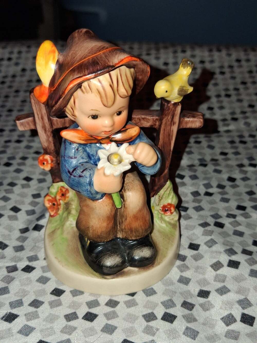 Goebel Hummel "She Loves Me She Loves Me Not" TMK-3 HUM-174 Figurine fence